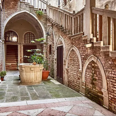 Innavenicehouse Lovedream Bed and Breakfast *